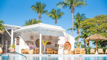 AuĂenpool, Sonnenschirme, LiegestĂŒhle