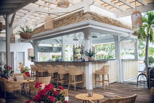 Bar à tapas, vue sur la piscine, ouvert tous les jours