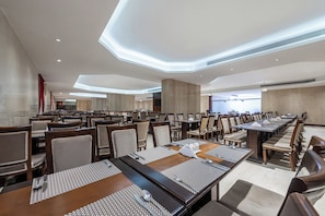 Frokost, lunsj og middag serveres, internasjonale retter