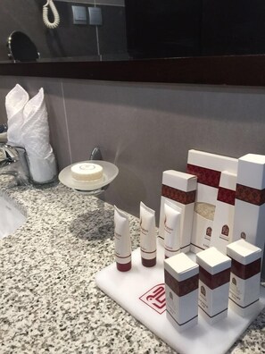 Combined shower/bathtub, deep-soaking bathtub, free toiletries