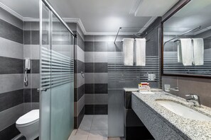 Combined shower/tub, deep soaking tub, free toiletries, hair dryer