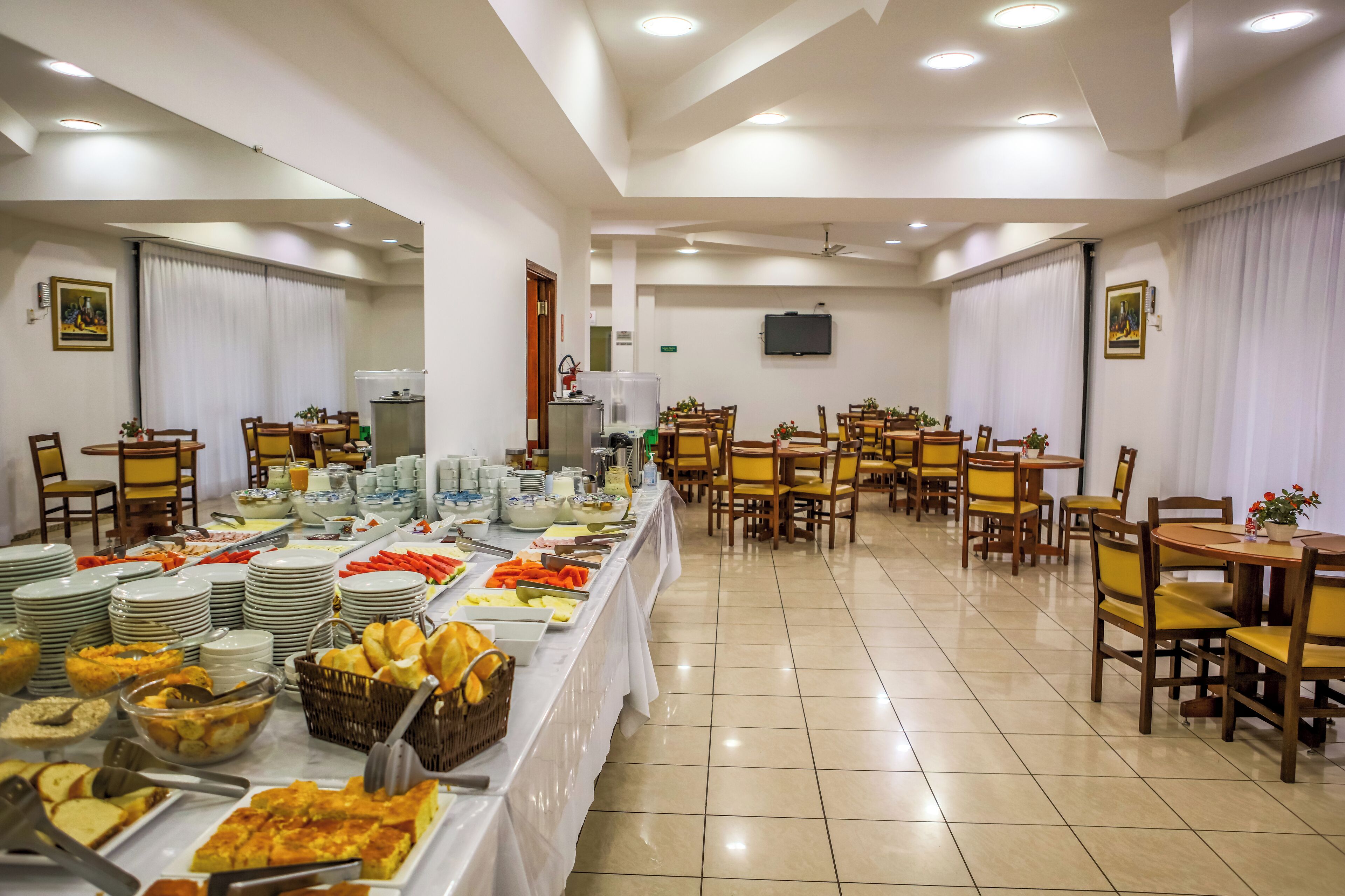 Café da manhã com buffet grátis todos os dias