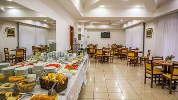 Café da manhã com buffet grátis todos os dias