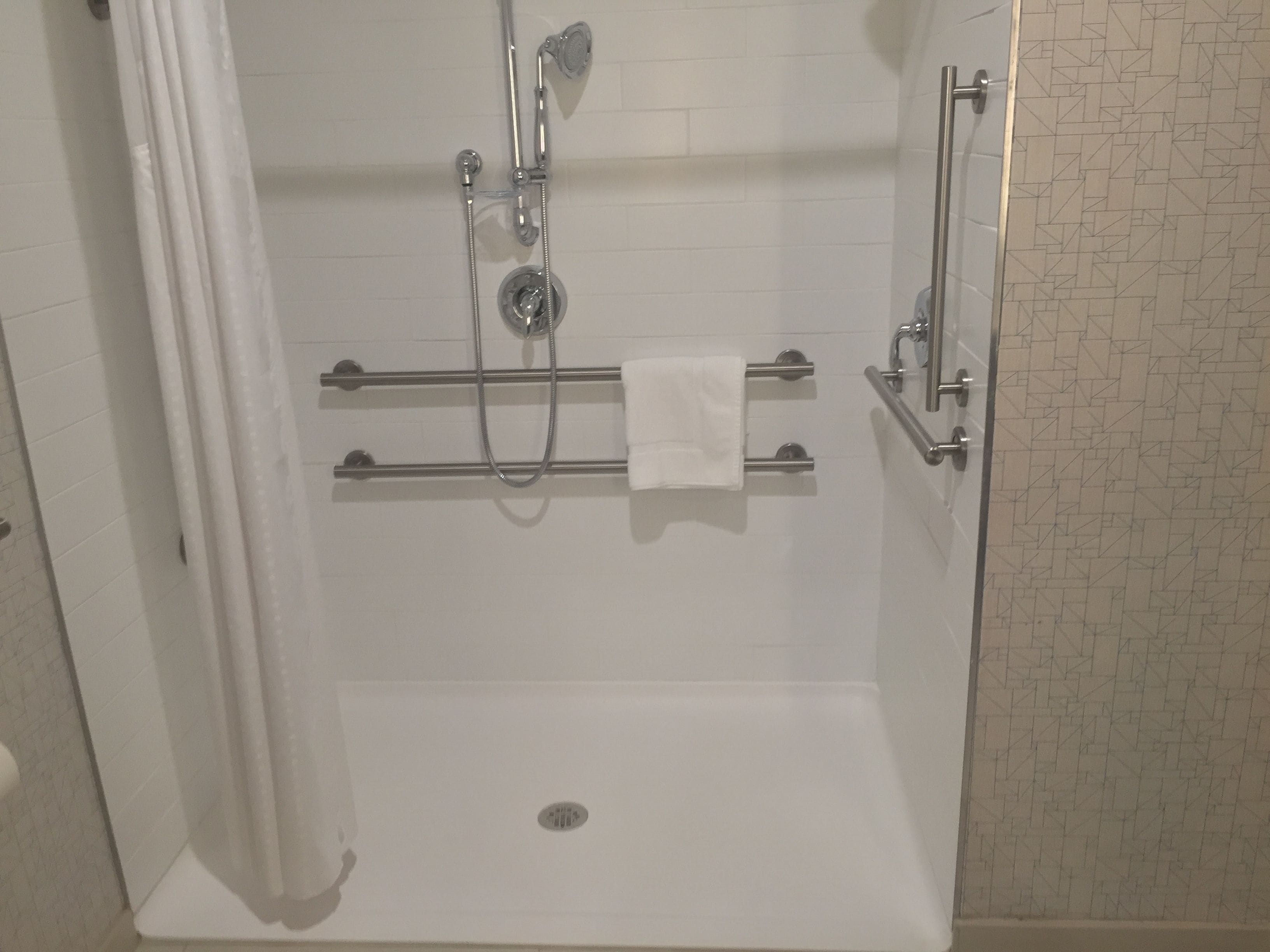 standard room, 1 king bed, accessible (mobil, roll shwr) | bathroom shower