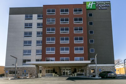 Holiday Inn Express & Suites Jersey City North - Hoboken, an IHG Hotel