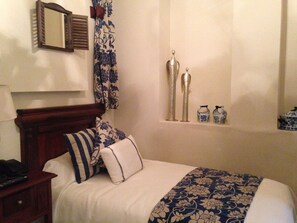 Junior tweepersoonskamer, 2 eenpersoonsbedden | Badkamer | Een douche, een regendouche, gratis toiletartikelen, handdoeken