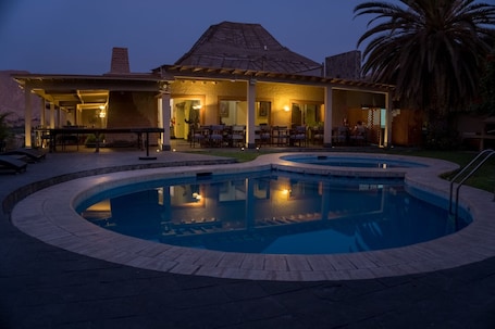 Kapalı yüzme havuzu, açık yüzme havuzu, şezlonglar