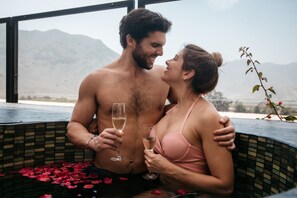 Indoor pool, outdoor pool, sun loungers - Empedrada Ranch & Lodge - Hotel Asociado Casa Andina (Huaura)