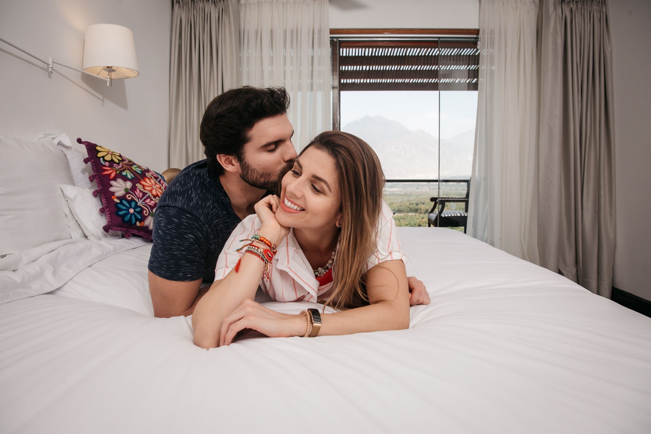 Escritorio, cunas gratuitas y ropa de cama 