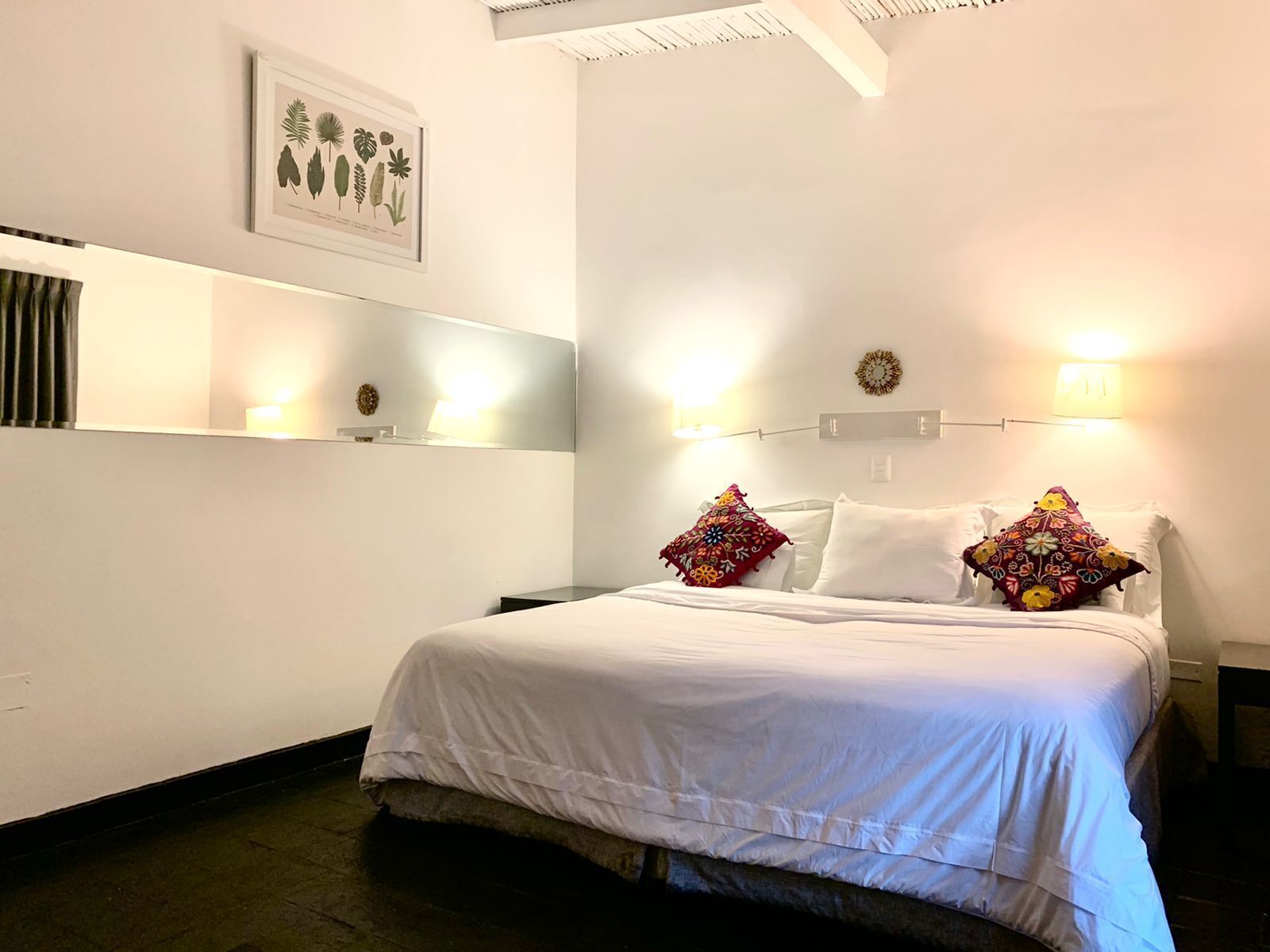 Escritorio, cunas gratuitas y ropa de cama 