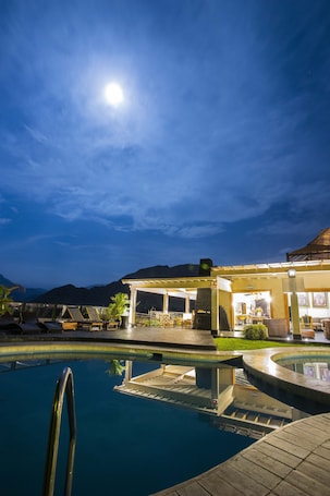 Indoor pool, outdoor pool, pool loungers. Empedrada Ranch & Lodge - Hotel Asociado Casa Andina