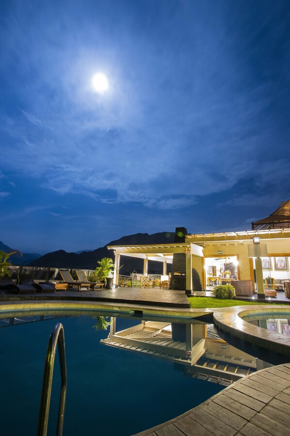 Indoor pool, outdoor pool, sun loungers - Empedrada Ranch & Lodge - Hotel Asociado Casa Andina (Huaura)