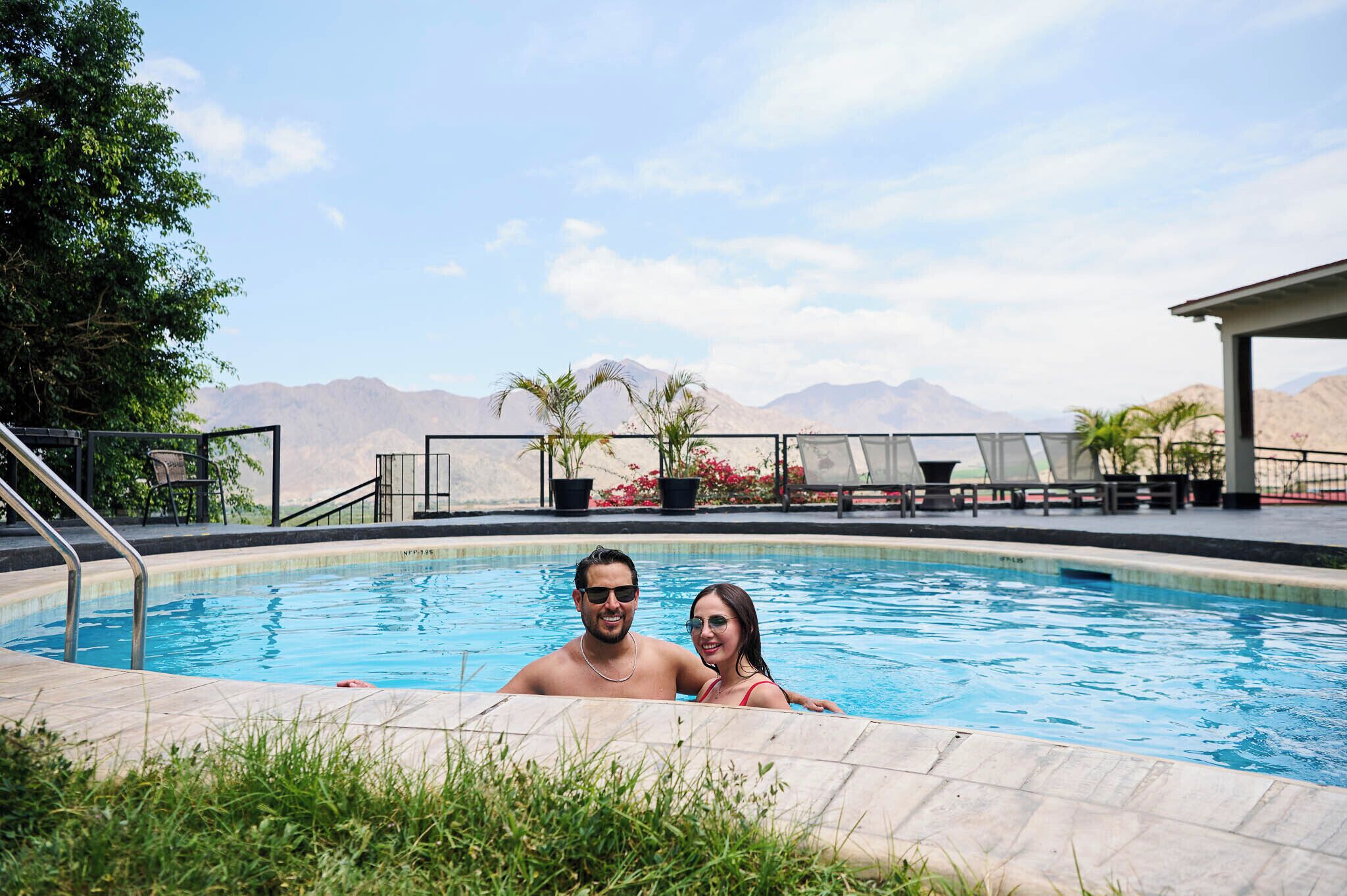 Ein Pool mit Blick auf Berge im Hintergrund.