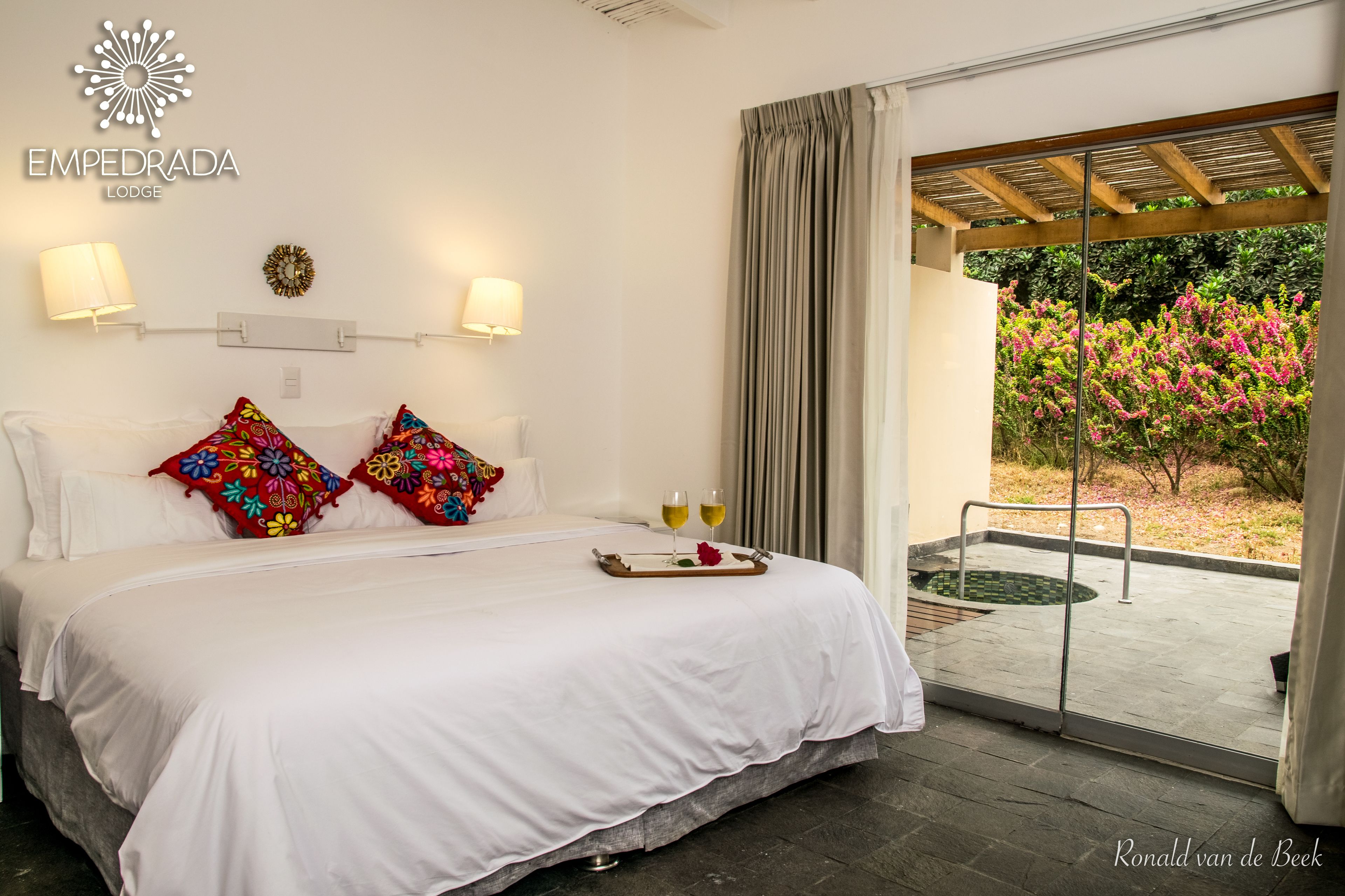 Escritorio, cunas gratuitas y ropa de cama 