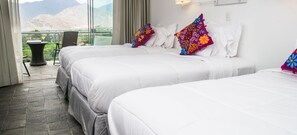 Escritorio, cunas gratuitas y ropa de cama 