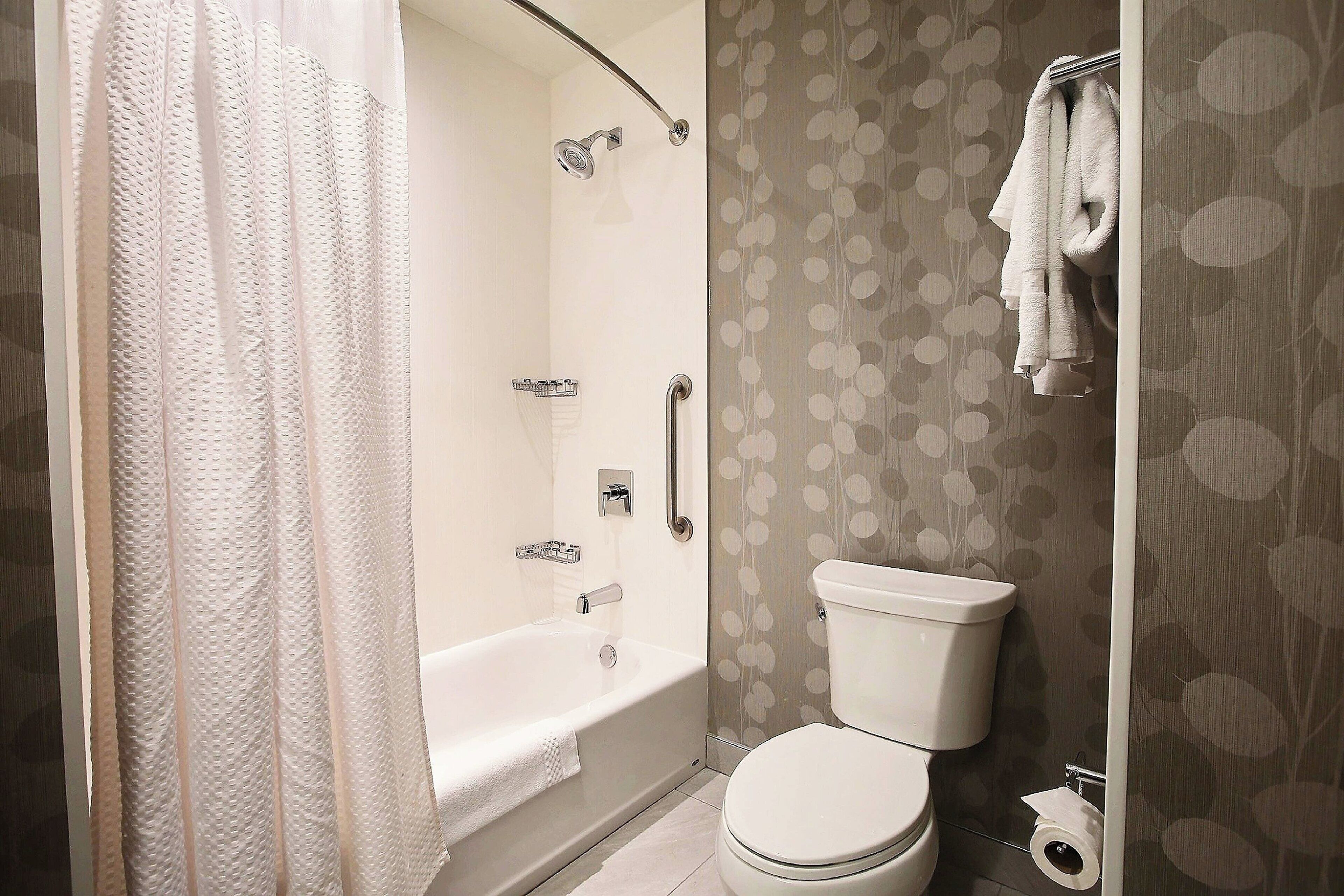 room, 2 queen beds, non smoking | bathroom | free toiletries, hair dryer, towels