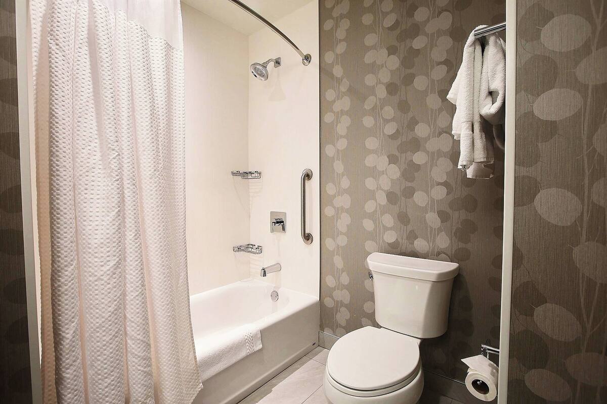 room, 2 queen beds, non smoking | bathroom | free toiletries, hair dryer, towels