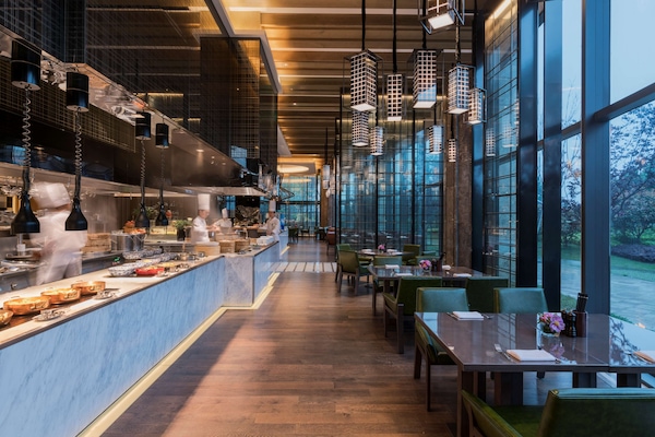 FrĂŒhstĂŒck, Mittagessen, internationale KĂŒche, Blick auf den Garten