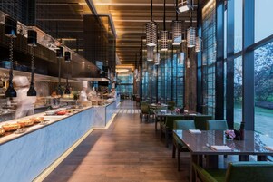 供應早餐、午餐、晚餐；多國菜；園景