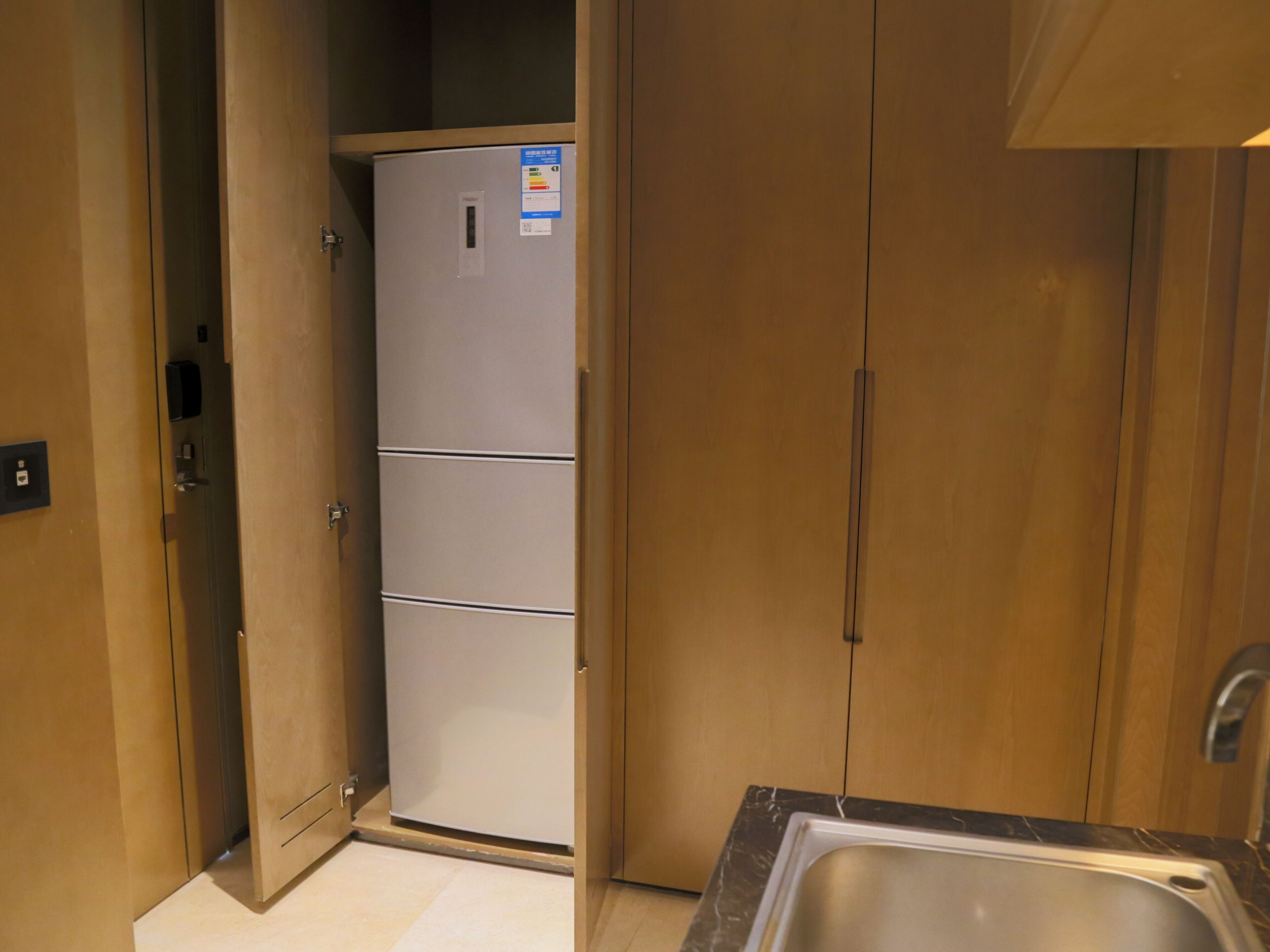 1 king bed executive suite | private kitchenette | coffee/tea maker, electric kettle