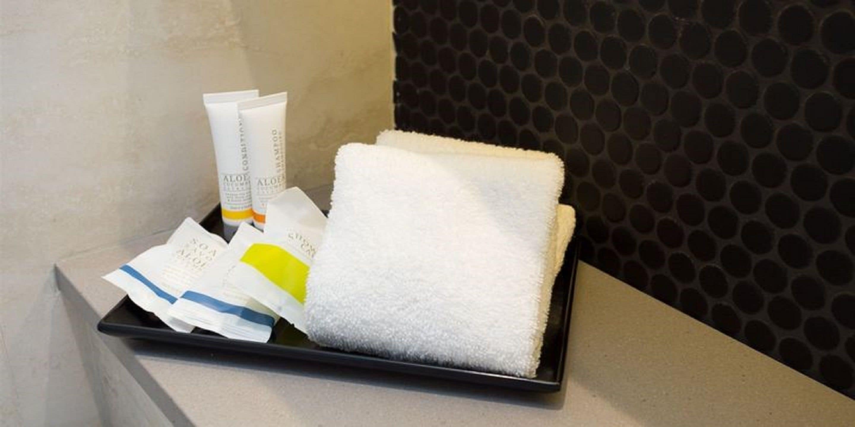 standard room, 1 queen bed and 1 single bed  | premium bedding, down duvets, pillow-top beds, desk