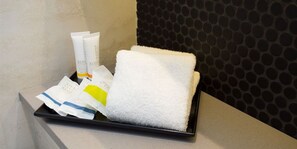 Standard Room, 1 Queen Bed and 1 Single Bed  | Premium bedding, down duvets, pillow-top beds, desk - Quality Hotel Rules Club Wagga (Glenfield Park)