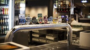 Eine Bar mit Zapfhahn und verschiedenen Etiketten von Bierflaschen.