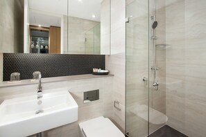 Standard Room, 2 Single Beds, Non Smoking | Bathroom sink - Quality Hotel Rules Club Wagga (Glenfield Park)