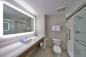 Een bad/douchecombinatie, gratis toiletartikelen, een haardroger