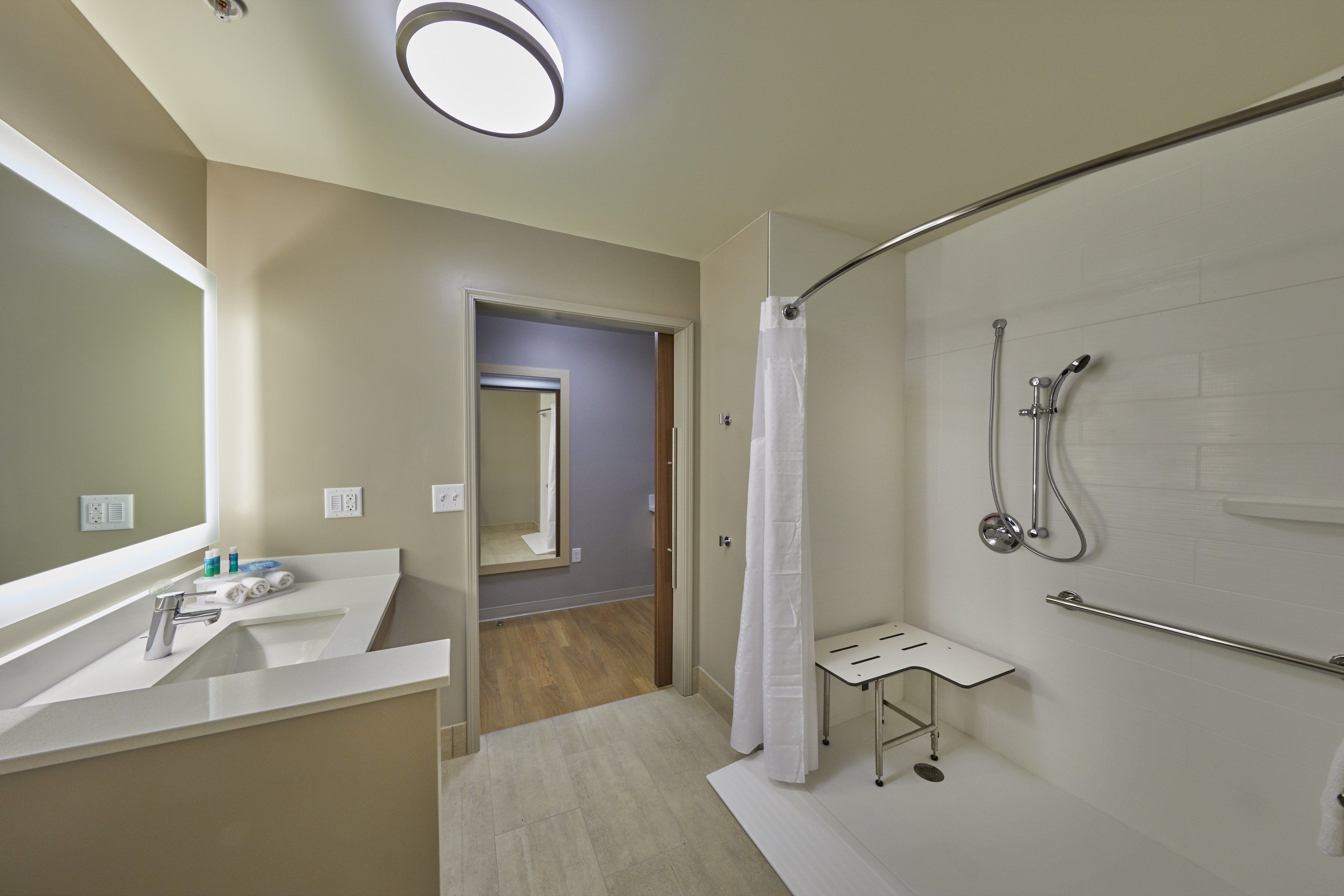 combined shower/bathtub, free toiletries, hair dryer, towels