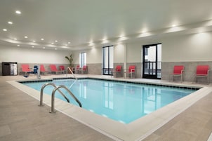 Una piscina cubierta