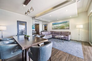 Loftsleilighet – executive | Oppholdsområde | En 48-tommers LED-TV med kabel-kanaler samt TV