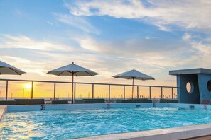 Outdoor pool, cabanas (surcharge), pool umbrellas
