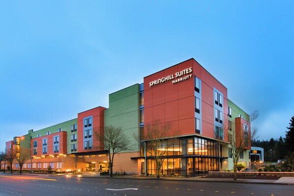 A multi-story hotel with a modern design, featuring a prominent signage for 'Springhill Suites Marriott'. - SpringHill Suites by Marriott Seattle Issaquah (Issaquah)