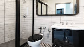 Ducha, artículos de tocador gratuitos, secador de pelo, toallas