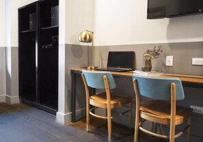 Signature Quad | Premium bedding, individually decorated, individually furnished, desk - The Chicago Hotel Collection River North (Chicago)