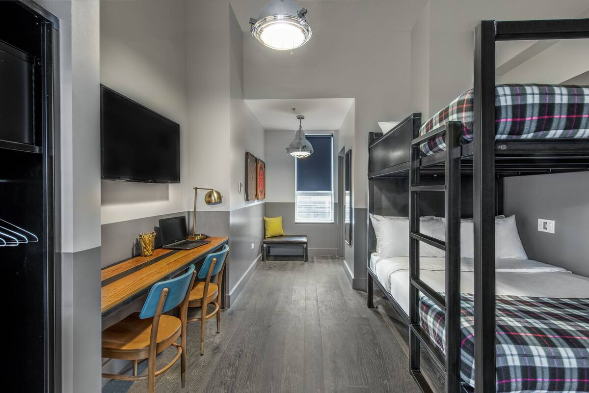 Signature Double | Premium bedding, desk, laptop workspace, WiFi (free)