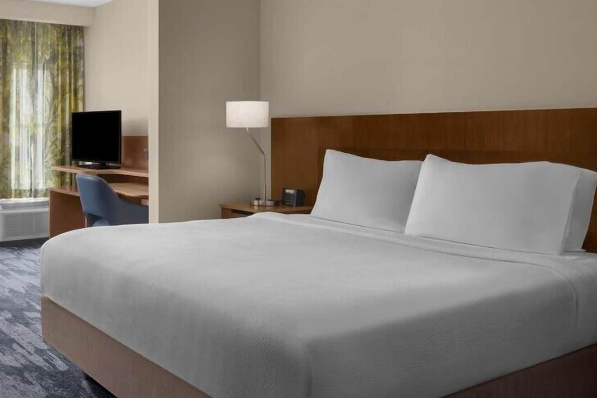 Ropa de cama de alta calidad, escritorio y cortinas blackout