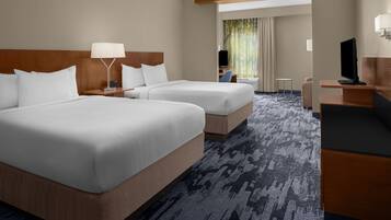 Hochwertige Bettwaren, Schreibtisch, Verdunkelungsvorhänge