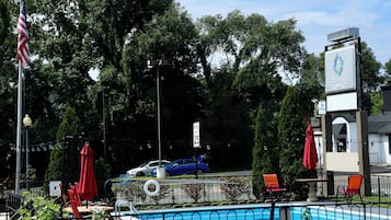 Una piscina al aire libre de temporada