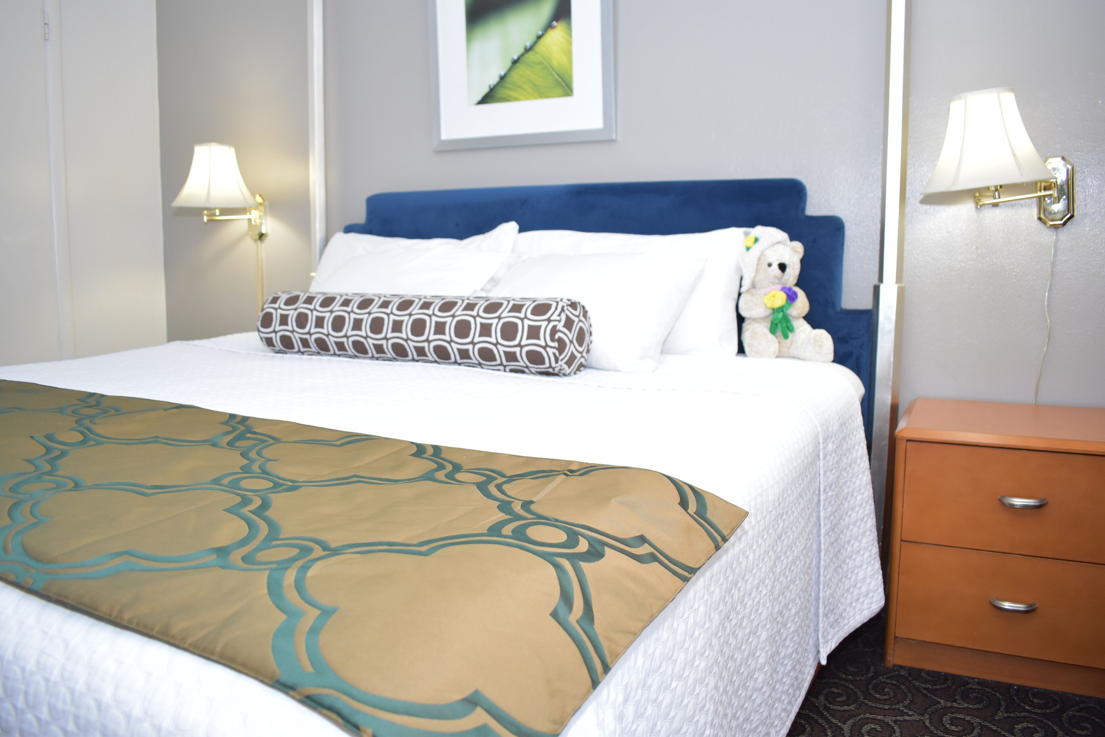 Standard Room, 1 King Bed | Desk, soundproofing, iron/ironing board, cribs/infant beds