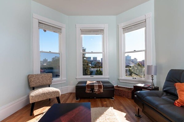 Classic Apartment, 1 Bedroom, Kitchen | Living room | Flat-screen TV - Stunning 1 Bedroom Flat (Oakland)