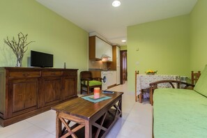 Deluxe Apartment, 1 Bedroom | Living area