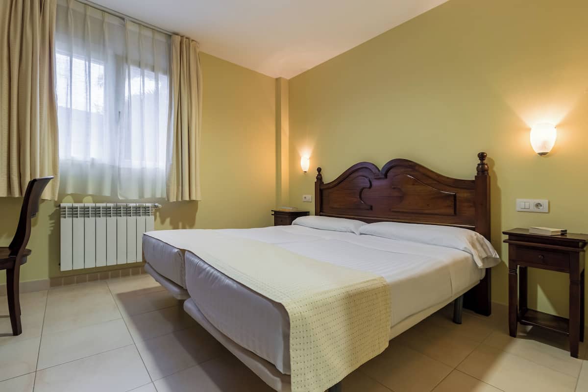 1 chambre, fer et planche à repasser