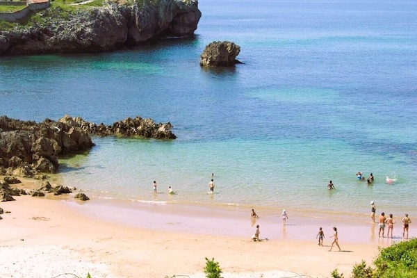 Una spiaggia nelle vicinanze