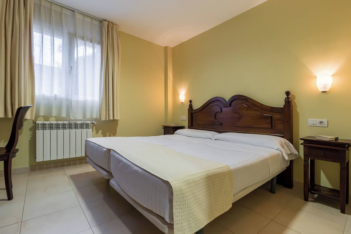 1 chambre, fer et planche à repasser