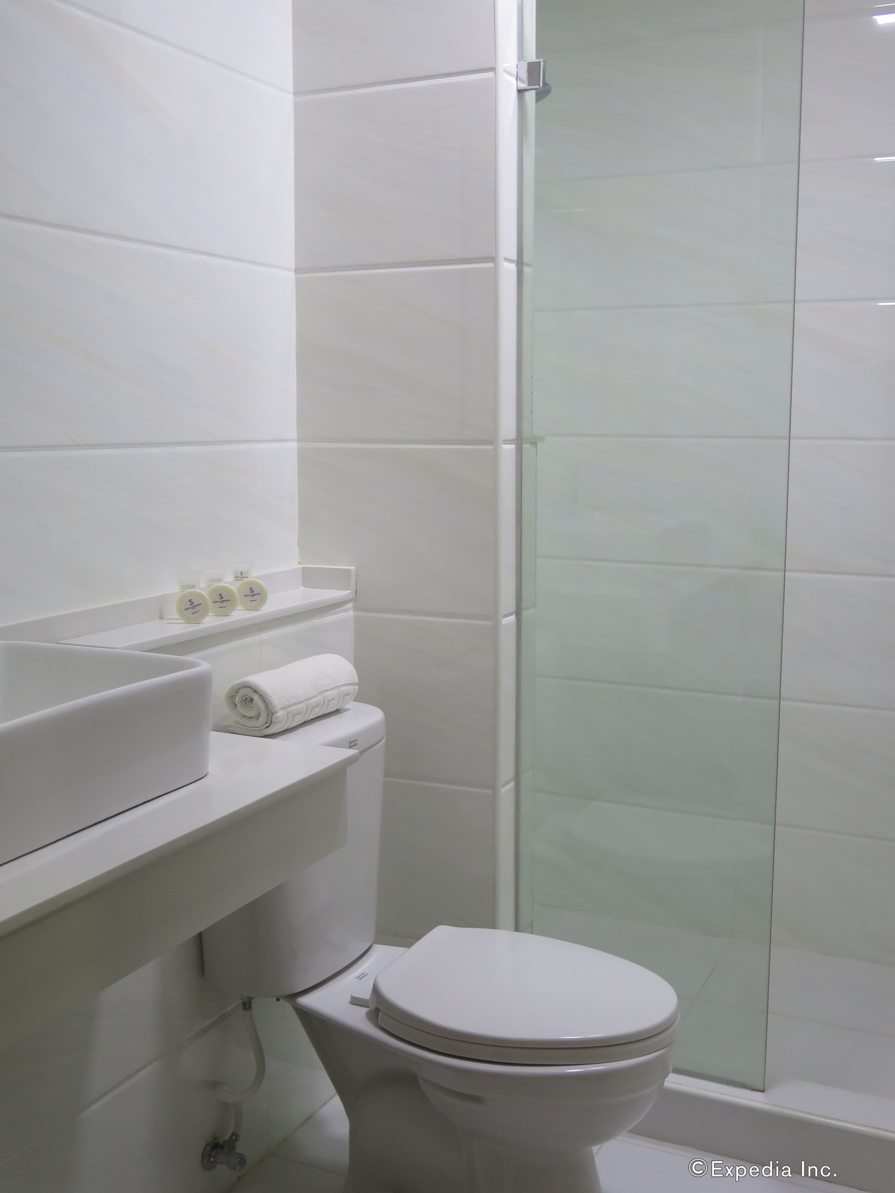 luxury triple room | bathroom | shower, free toiletries, hair dryer, bidet