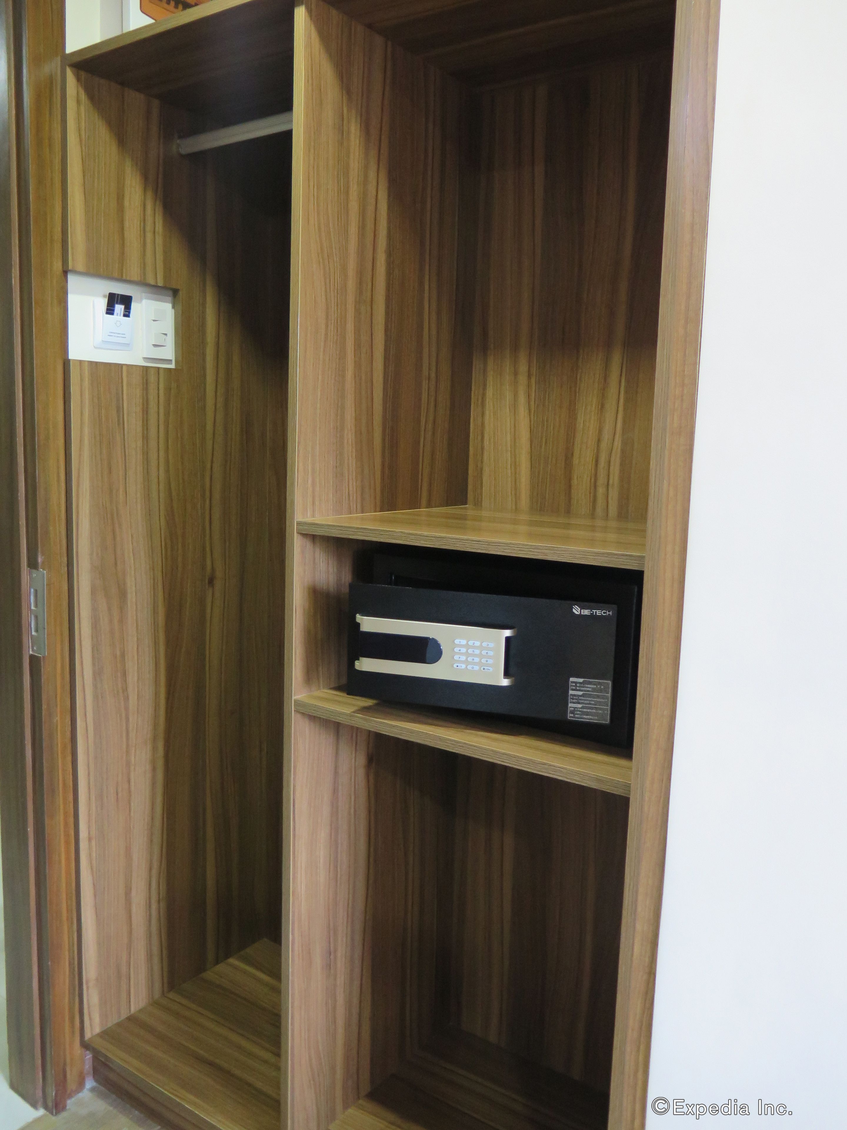 Une armoire en bois dotée d’un appareil électronique intégré sur l’étagère inférieure.