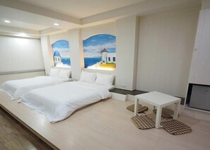Deluxe Quadruple Room | Blackout drapes, free WiFi, bed sheets - HeYue Hotel (Hsinchu)