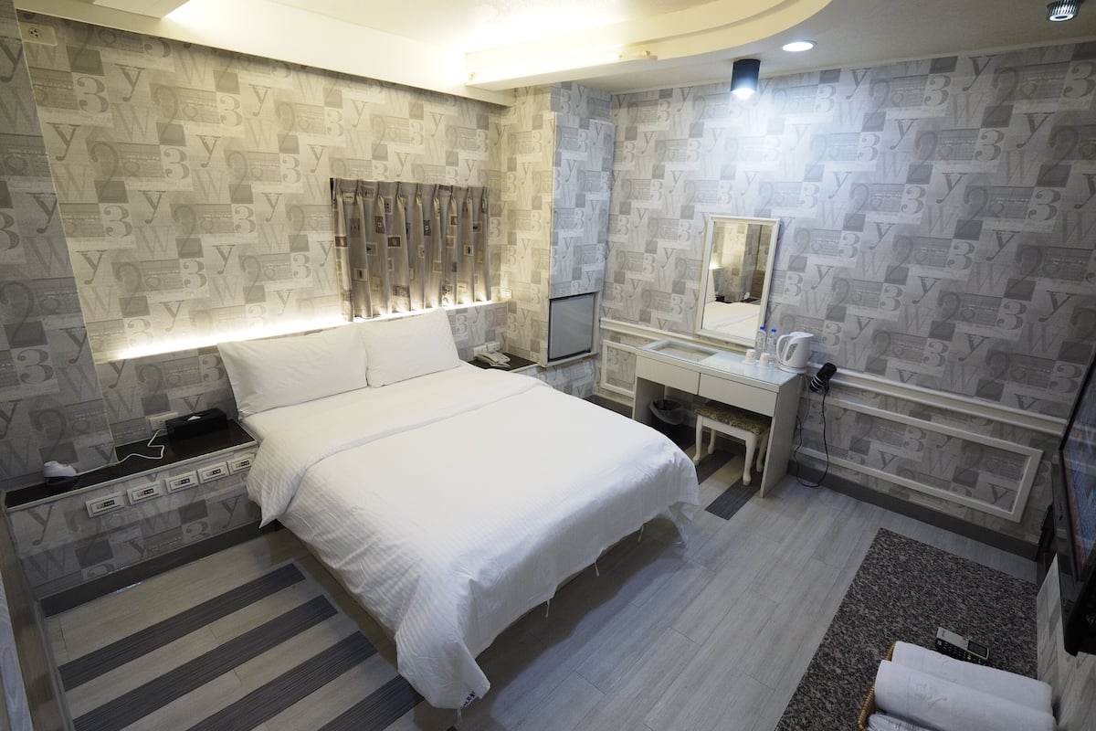 Tirai kedap cahaya, Wi-Fi gratis, dan seprai linen